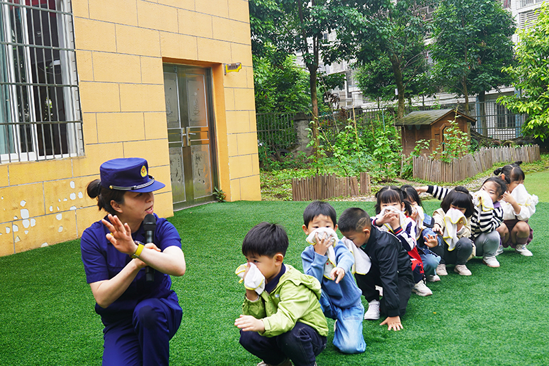 大地幼儿园进行消防演练